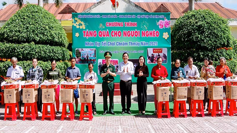 Tặng quà cho các hộ gia đình có hoàn cảnh khó khăn tại chương trình.