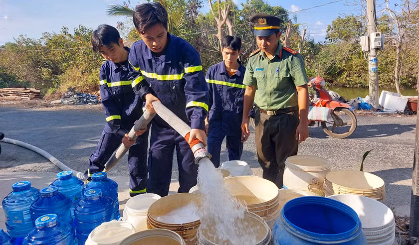 Hỗ trợ nước ngọt cho người dân vùng hạn. 