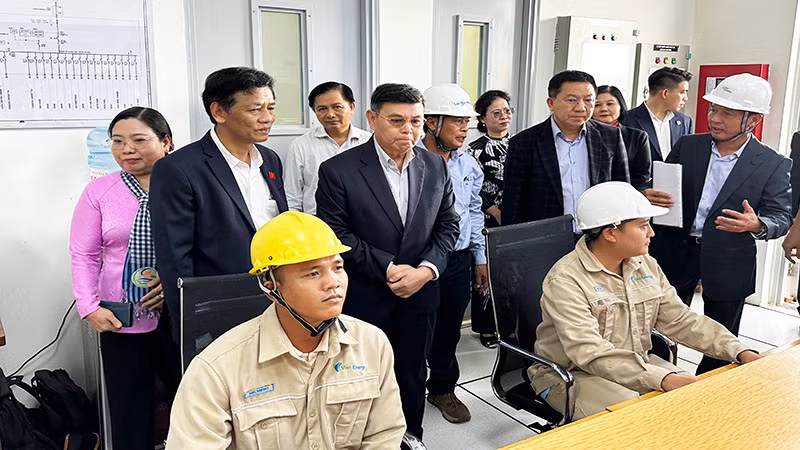 Đoàn đại biểu cấp cao Quốc hội Lào khảo sát Nhà máy Điện gió Lạc Hòa.