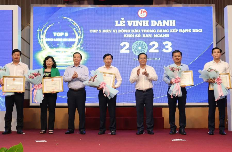 Vinh danh các đơn vị thực hiện có hiệu quả nhiều giải pháp để cải thiện và giữ vững 3 chỉ số (PCI, PGI, PAR Index) trên địa bàn tỉnh Long An.
