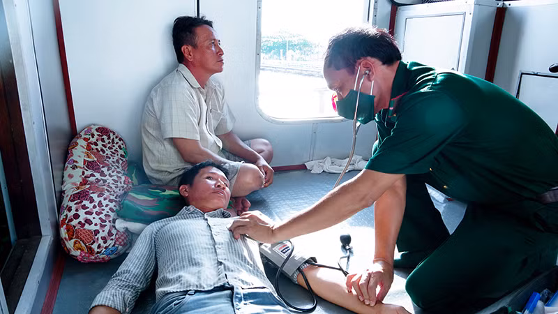 Quân y Biên phòng Sóc Trăng thăm khám sức khỏe cho các thuyền viên gặp nạn.