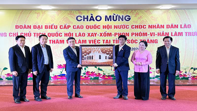 Lãnh đạo tỉnh Sóc Trăng tặng bức tranh làm bằng gạo cho Đoàn đại biểu cấp cao Quốc hội Lào.