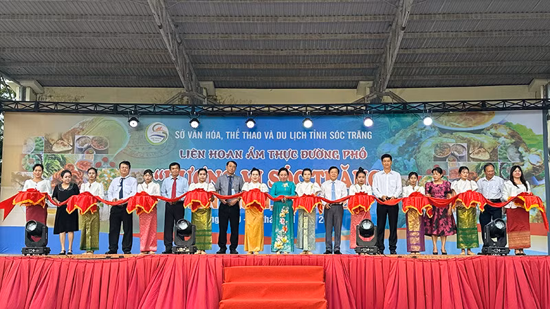 Lãnh đạo tỉnh Sóc Trăng thực hiện nghi thức khai mạc Liên hoan.