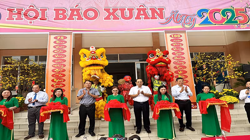 Lãnh đạo tỉnh Sóc Trăng thực hiện nghi thức khai trương Hội báo Xuân Ất Tỵ 2025.