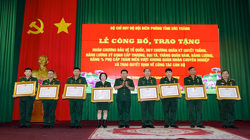Đại tá Bùi Văn Bình, Phó Chỉ huy trưởng Bộ đội Biên phòng tỉnh Sóc Trăng trao Huy chương Quân kỳ Quyết thắng cho các cá nhân.