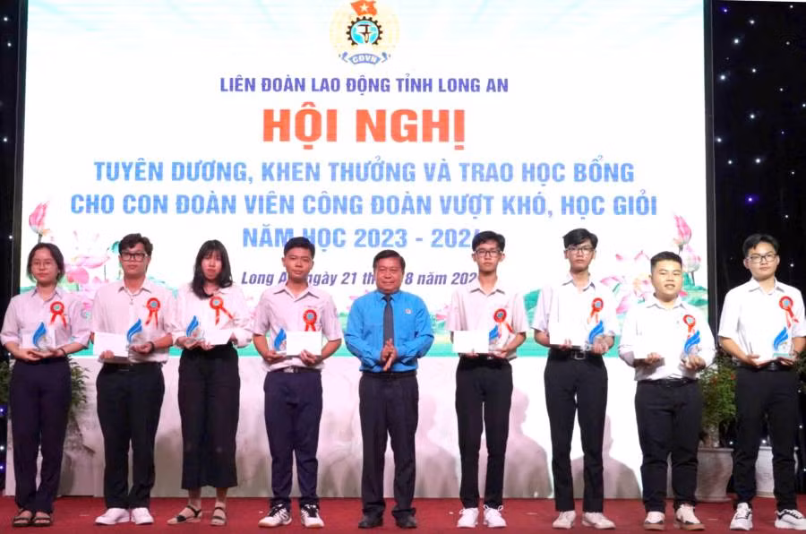 Lãnh đạo Liên đoàn Lao động tỉnh Long An trao thưởng cho học sinh đạt giải cấp quốc gia.