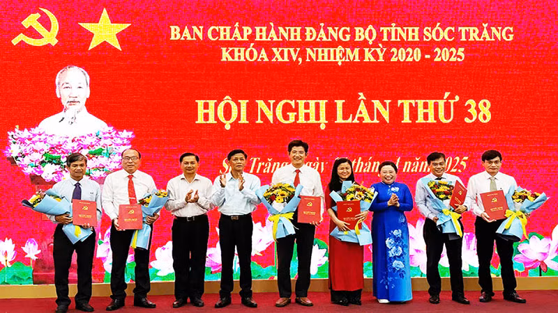 Trao quyết định cho Ban biên tập cơ quan Báo và Đài Phát thanh Truyền hình Sóc Trăng.