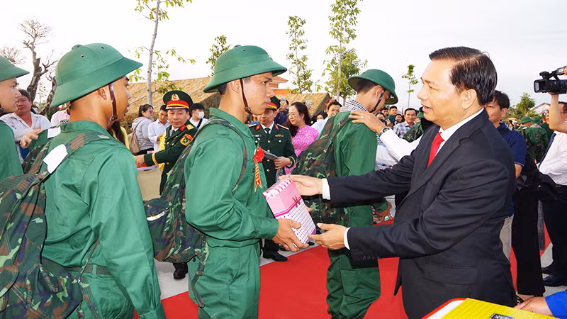 Chủ tịch Ủy ban nhân dân tỉnh Sóc Trăng Trần Văn Lâu tặng quà và động viên thanh niên lên đường nhập ngũ.