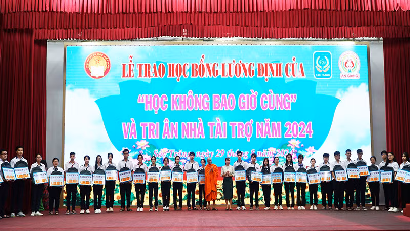 Quang cảnh lễ trao học bổng Lương Định Của năm 2024.