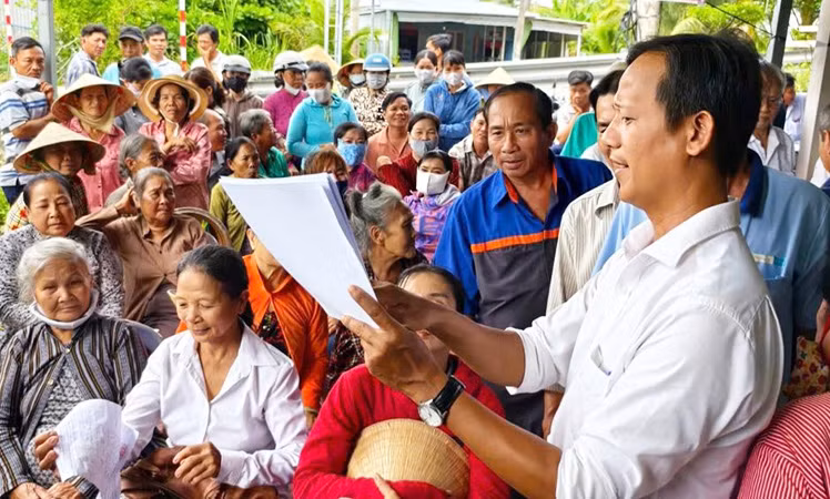 Lấy ý kiến hộ dân về việc sắp xếp đơn vị hành chính trên địa bàn tại xã Long Hưng (huyện Mỹ Tú, tỉnh Sóc Trăng). (Ảnh: Huỳnh Lâm)
