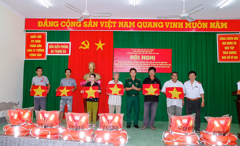 Tặng cờ Tổ quốc và phao cứu sinh cho ngư dân.