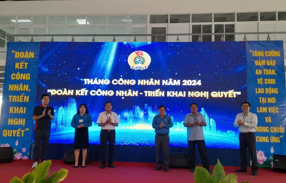 Lãnh đạo Liên đoàn Lao động Long An, Công đoàn các Khu công nghiệp, doanh nghiệp và các Sở, ngành thực hiện nghi thức phát động Tháng Công nhân 2024.