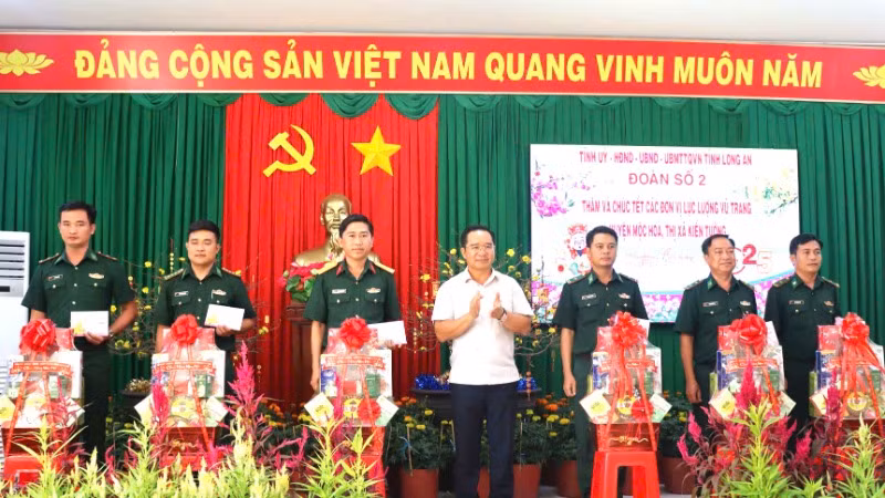 Bí thư Tỉnh ủy Long An Nguyễn Văn Được trao quà Tết cho lực lượng biên phòng khu biên giới Long An.