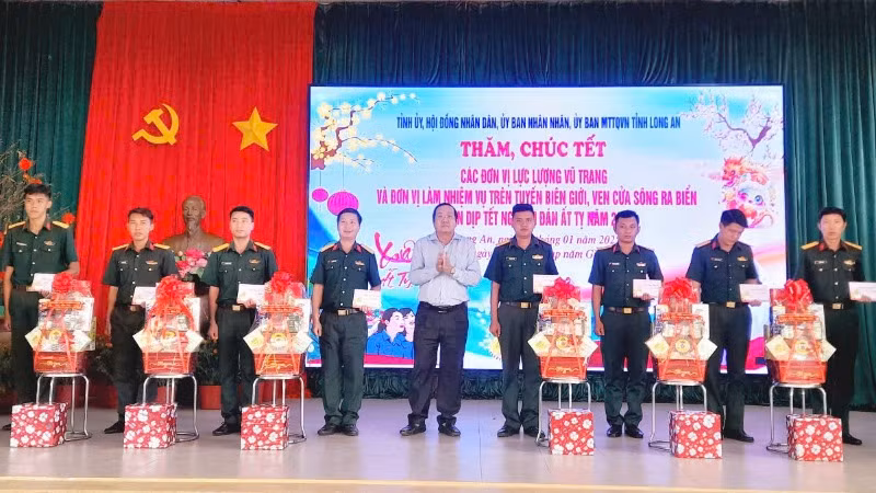 Phó Chủ tịch Ủy ban nhân dân tỉnh Long An Nguyễn Minh Lâm trao quà Tết cho lực lượng vũ trang khu huyện Thạnh Hóa, Long An.