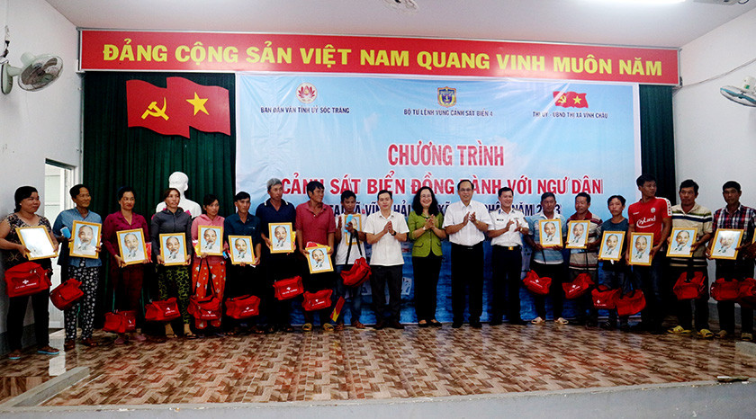 Tặng túi thuốc cứu thương, cờ Tổ quốc, ảnh Bác Hồ cho ngư dân Vĩnh Châu (Sóc Trăng). 