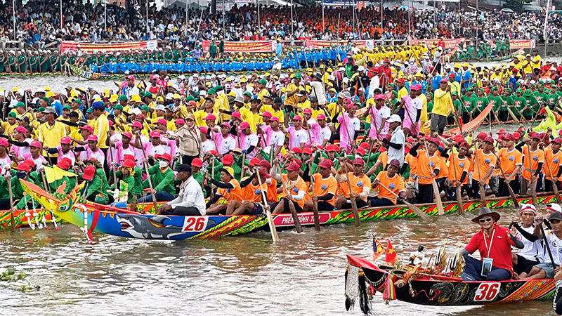 Các vận động viên nữ hào hứng tham gia giải đua.