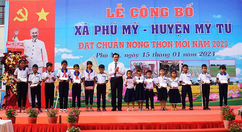 Chủ tịch Ủy ban nhân dân tỉnh Sóc Trăng tặng 50 suất học bổng cho học sinh vượt khó học giỏi của xã.