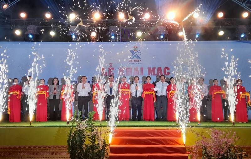 Lãnh đạo Hội nông dân Việt nam, lãnh đạo tỉnh Long An và Hội nông dân tỉnh cắt băng khai mạc Tuần lễ xúc tiến quảng bá sản phẩm OCOP. (Ảnh: Thanh Phong)