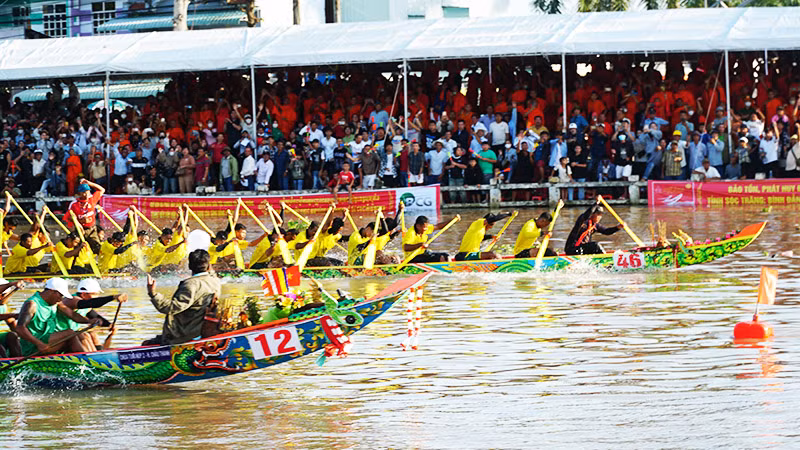 Đội ghe Nam Tum Nup 2 (số 12) đã có pha bứt phá tăng tốc ngoạn mục trong trận chung kết.