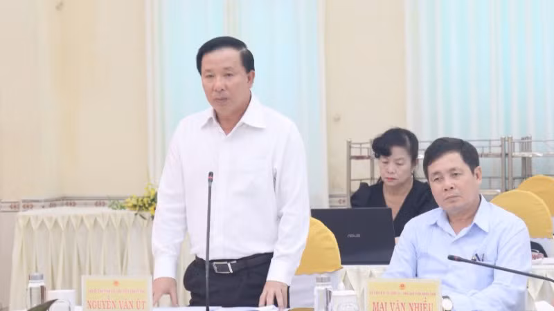 Chủ tịch Ủy ban nhân dân tỉnh Long An Nguyễn Văn Út kiến nghị với Phó Thủ tướng Chính phủ Trần Hồng Hà và đoàn công tác.