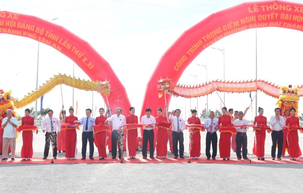 Lãnh đạo tỉnh Long An, nguyên Lãnh đạo Trung ương và tỉnh qua các thời kỳ cắt băng thông xe toàn tuyến Vành đai thành phố Tân An.