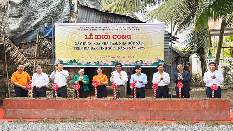 Ban tổ chức thực hiện nghi lễ khởi công chương trình ý nghĩa.