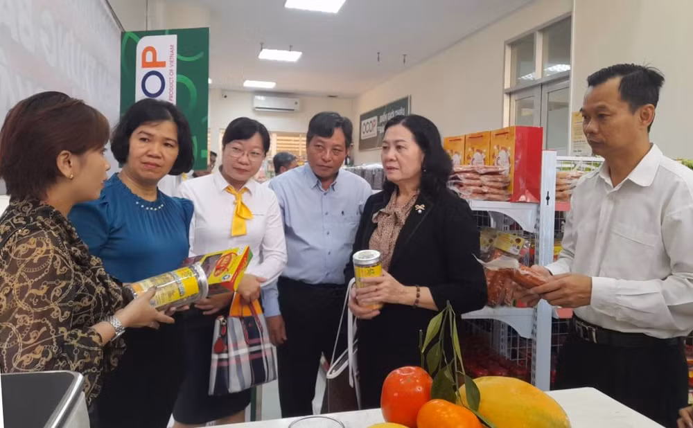 Lãnh đạo Sở Công thương đang nghe doanh nghiệp giới thiệu sản phẩm tại điểm bán hàng của Bưu điện tỉnh Long An.