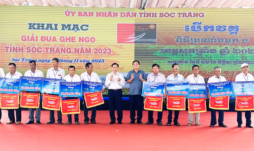 Lãnh đạo tỉnh Sóc Trăng trao tiền tài trợ các đội nghe Ngo tham gia thi đấu