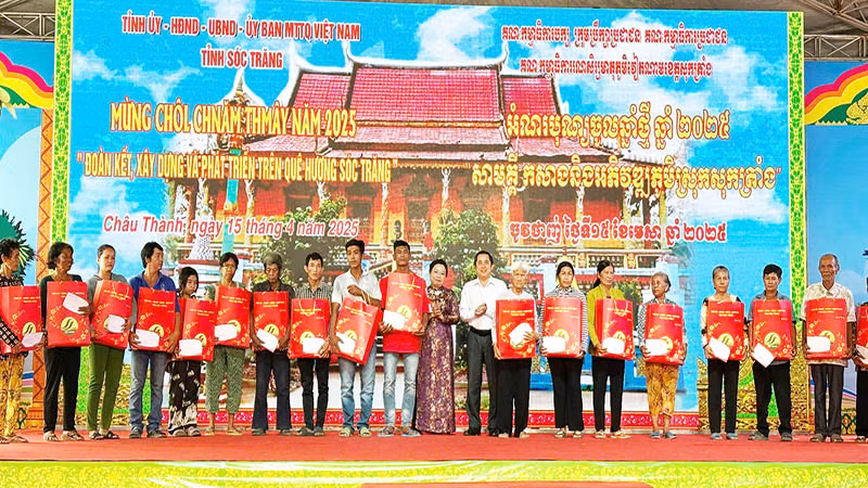 Tặng quà cho hộ nghèo Khmer vui đón Tết cổ truyền Chôl Chnăm Thmây.