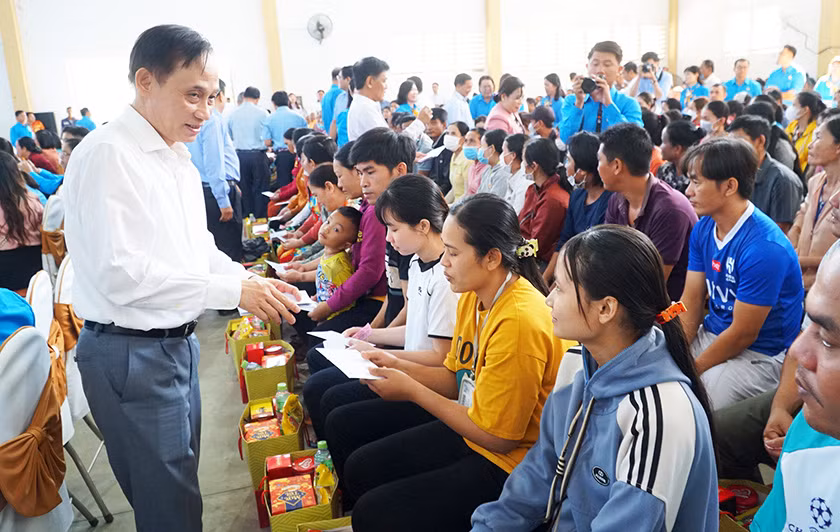 Đồng chí Lê Hoài Trung tặng quà Tết cho công nhân, người lao động nghèo, khó khăn.