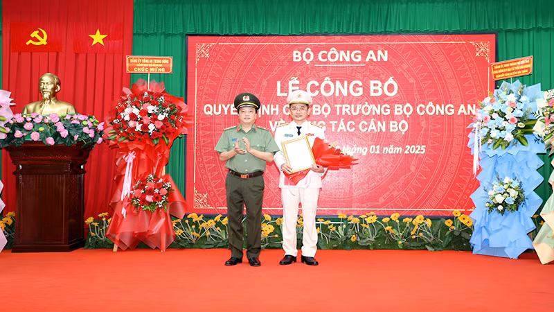 Thiếu tướng Đặng Hồng Đức trao Quyết định cho Đại tá Trần Văn Dương, Giám đốc Công an tỉnh Sóc Trăng
