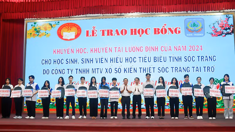 Phó Chủ tịch Hội đồng nhân dân tỉnh Sóc Trăng Lý Rotha và Chủ tịch Công ty Xổ số kiến thiết Sóc Trăng Lâm Dủ Nhơn trao học bổng Lương Định Của.