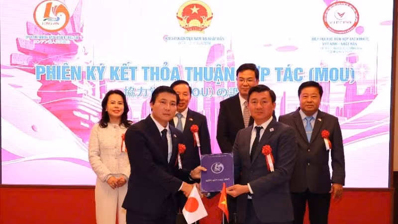 Hiệp hội Xúc tiến kinh tế Việt Nam-Nhật Bản trao ý định thư quan tâm xúc tiến đầu tư nhiều lĩnh vực vào tỉnh Long An.