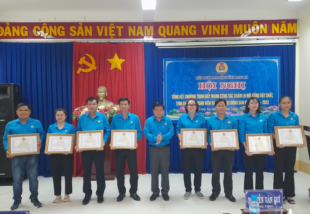 Chủ tịch Liên đoàn Lao động tỉnh Long An Nguyễn Văn Quí tặng bằng khen cho tập thể đã có thành tích tiêu biểu trong thực hiện Chương trình "Đẩy mạnh công tác chăm lo đời sống vật chất, tinh thần cho đoàn viên và người lao động” giai đoạn 2018-2023.