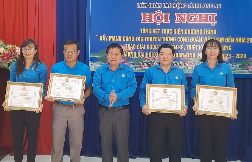  Chủ tịch Liên đoàn Lao động tỉnh Long An Nguyễn Văn Quí tặng Bằng khen cho 4 tập thể, đã có thành tích tiêu biểu trong thực hiện chương trình “Đẩy mạnh công tác truyền thông Công đoàn Việt Nam đến năm 2023”.
