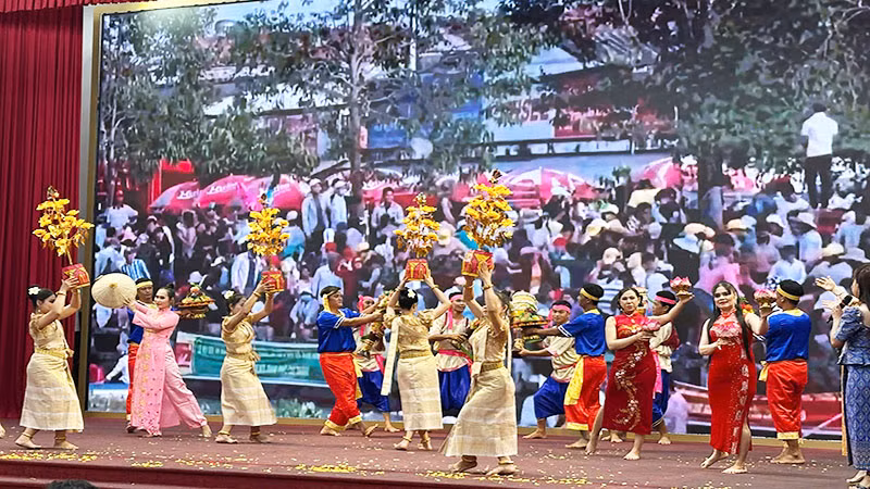 Tiết mục văn nghệ thể hiện tình đoàn kết các dân tộc ở Sóc Trăng.