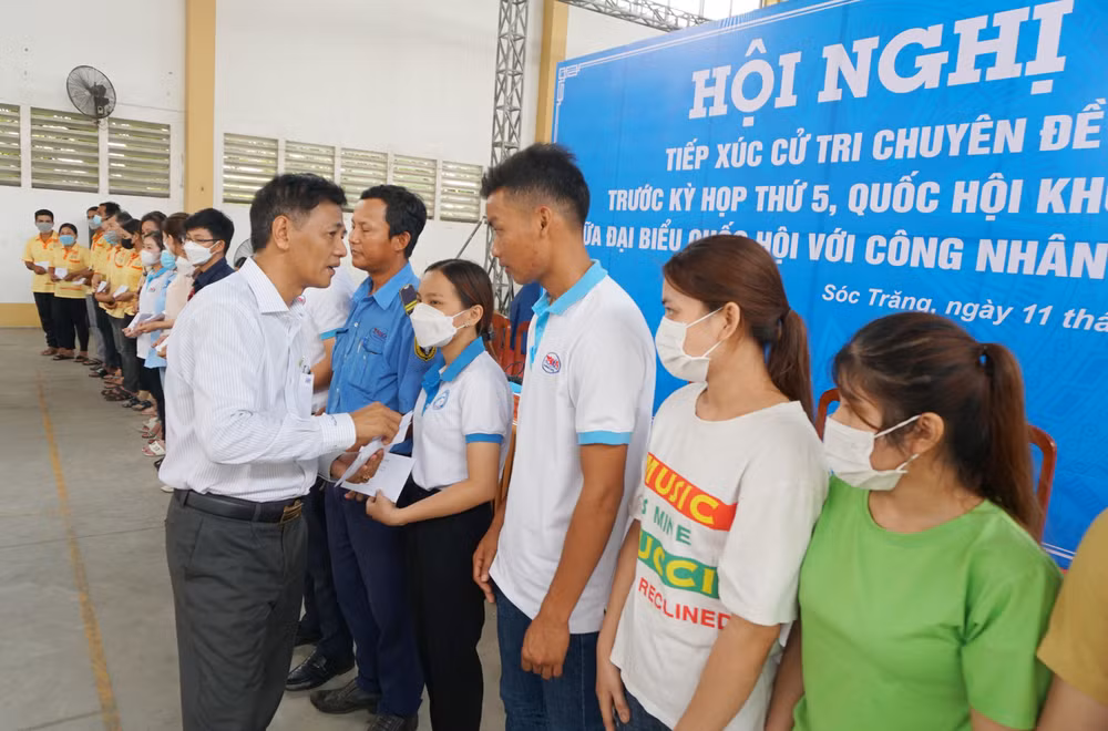 Đồng chí Lâm Văn Mẫn tặng quà cho công nhân, người lao động tại KCN An nghiệp, tỉnh Sóc Trăng.