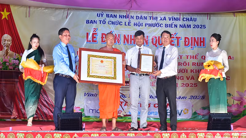 Lễ đón Công nhận Lễ hội Chrôi Rum Chếk được đưa vào Danh mục Di sản văn hóa phi vật thể quốc gia.