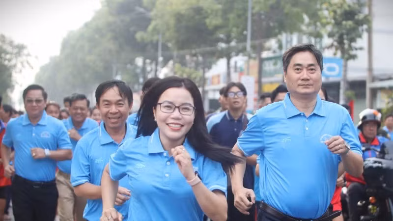 Cán bộ, công nhân viên chức chạy diễu hành.