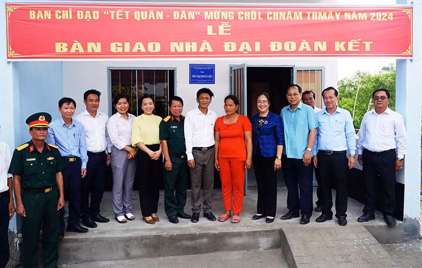 Trao nhà đại đoàn kết cho hộ Khmer nghèo đón mừng năm mới