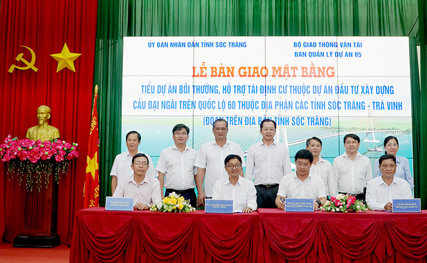 Các đơn vị ký biên bản bàn giao mặt bằng dự án cầu Đại Ngãi.
