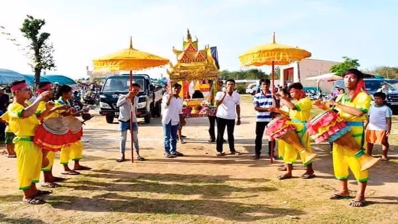 Nghi thức rước Phật trong Lễ hội Chrôi Rum Chếk.