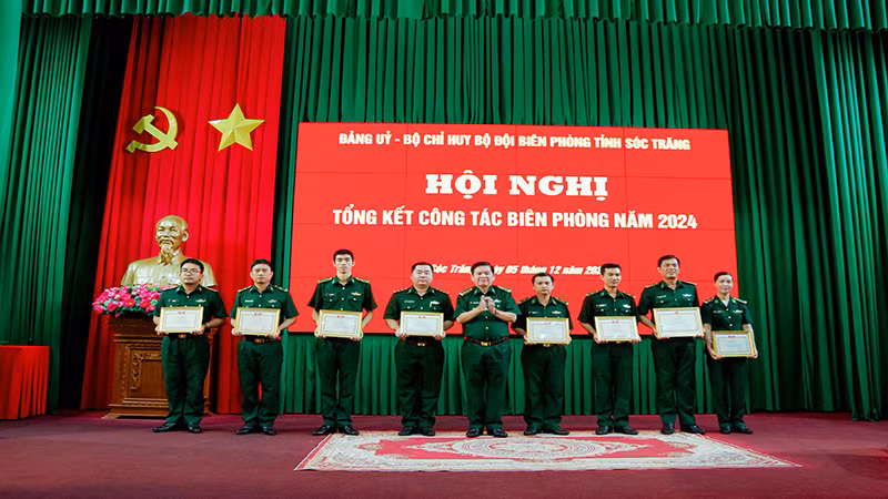 Khen thưởng các tập thể xuất sắc trong phong trào thi đua Quyết thắng năm 2024.