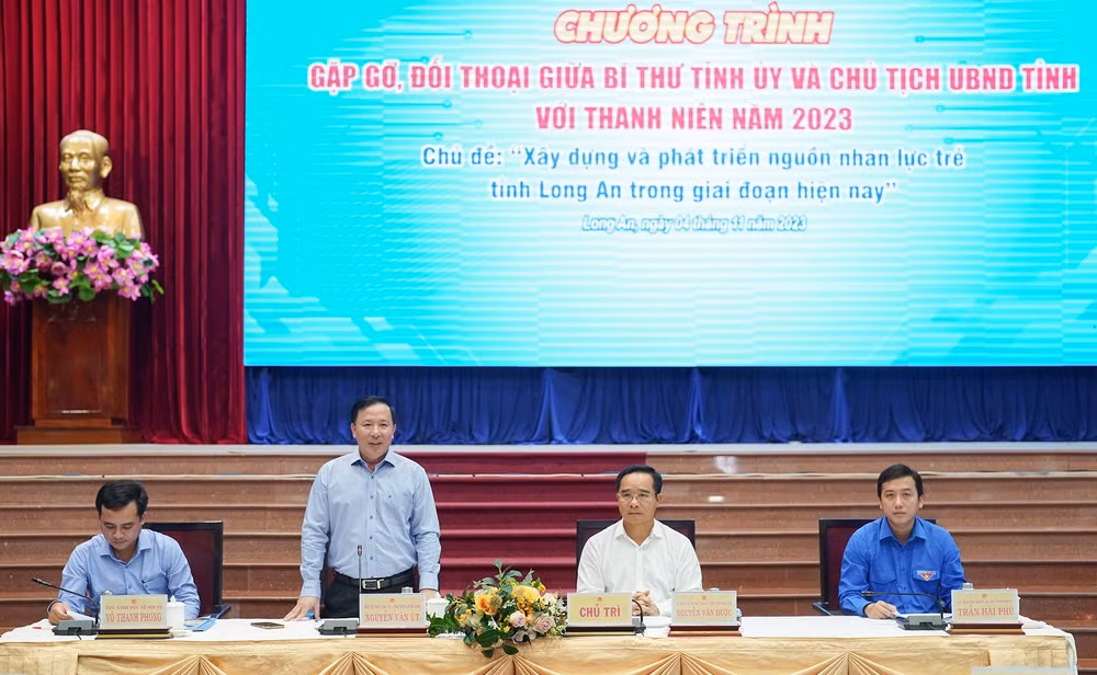 Lãnh đạo Tỉnh ủy, Ủy ban nhân dân tỉnh Long An đối thoại với đoàn viên, thanh niên.