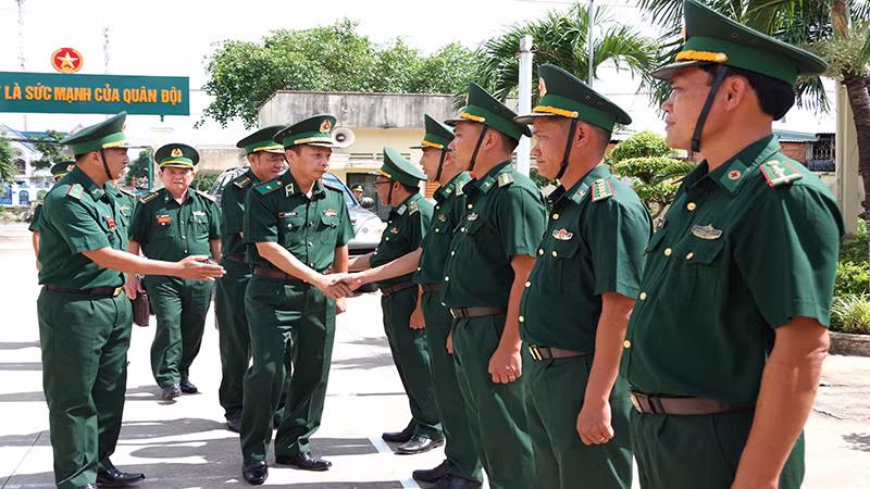 Thiếu tướng Hoàng Hữu Chiến và đoàn công tác thăm, nắm tình hình tại Hải đội 2 Biên phòng.