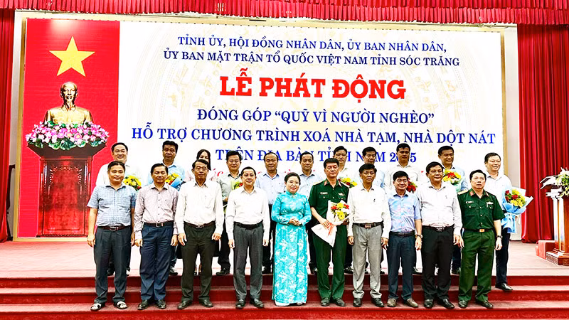 Biểu dương các tập thể, cá nhân tích cực hỗ trợ chương trình xóa nhà tạm, nhà dột nát.