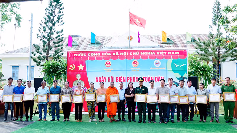 Trao giấy khen của Bộ Chỉ huy Bộ đội Biên phòng tỉnh Sóc Trăng cho các tập thể, cá nhân huyện Trần Đề.