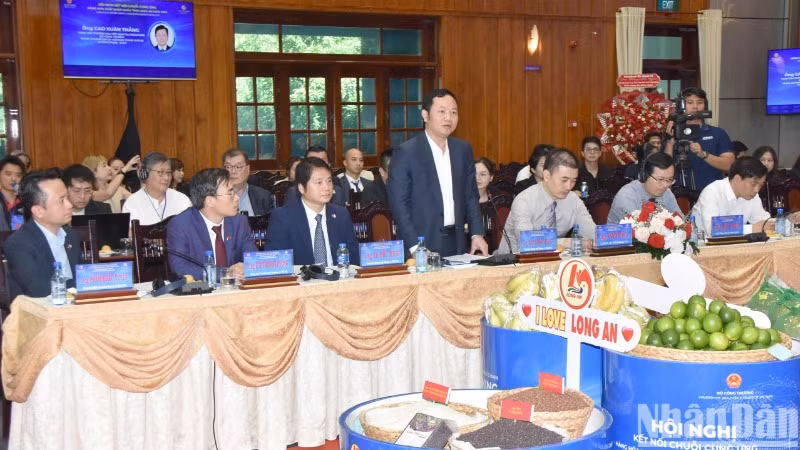 Đại biểu Bộ công thương tham luận tại hội nghị.