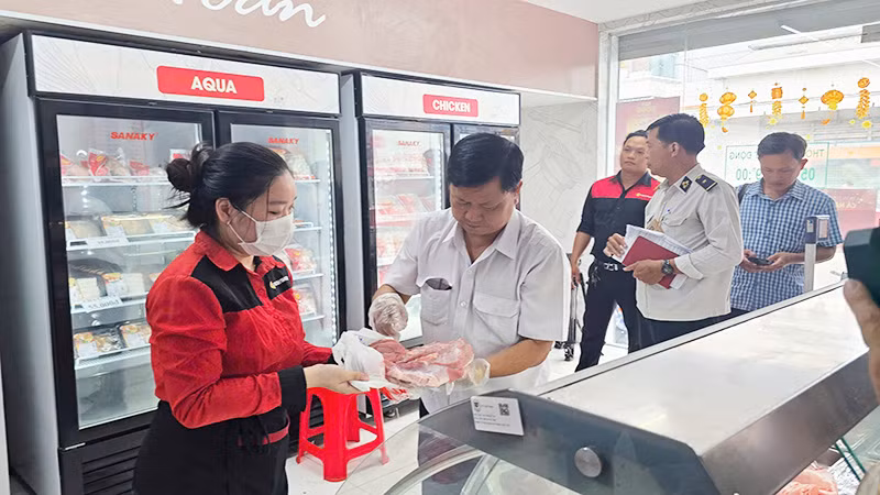 Kiểm tra cửa hàng C.P Fresh Shop thị trấn Mỹ Xuyên, huyện Mỹ Xuyên, tỉnh Sóc Trăng