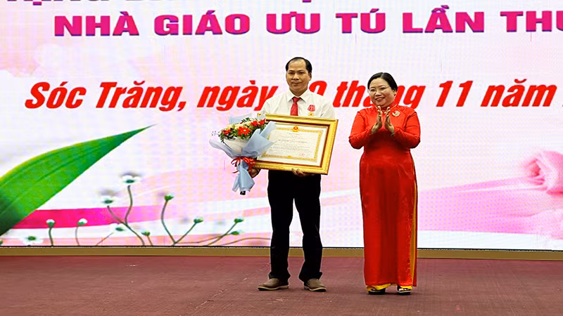 Trao Huân chương Lao động hạng Ba của Chủ tịch nước cho giáo viên.